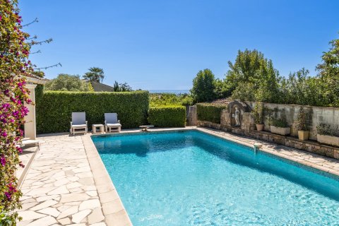 5 bedrooms Villa in Antibes, France No. 69181 4