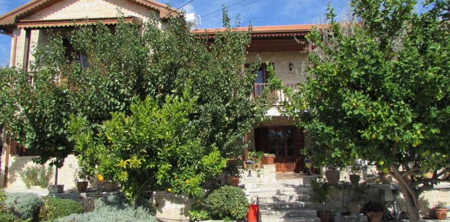 4 bedrooms Villa in Limassol, Cyprus No. 38064