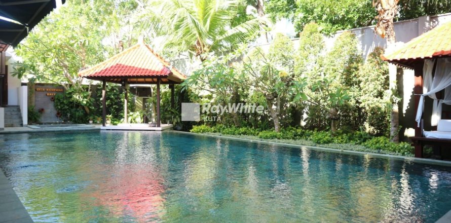 5 bedrooms Villa in Jimbaran, Indonesia No. 23486