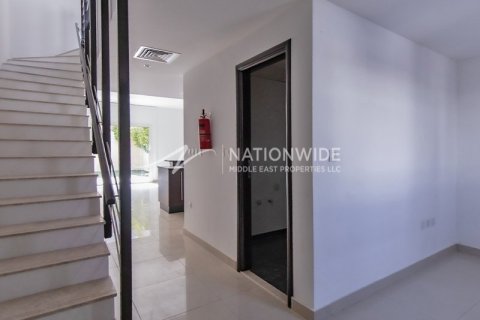 2 bedrooms Villa in Abu Dhabi, UAE No. 3277 5