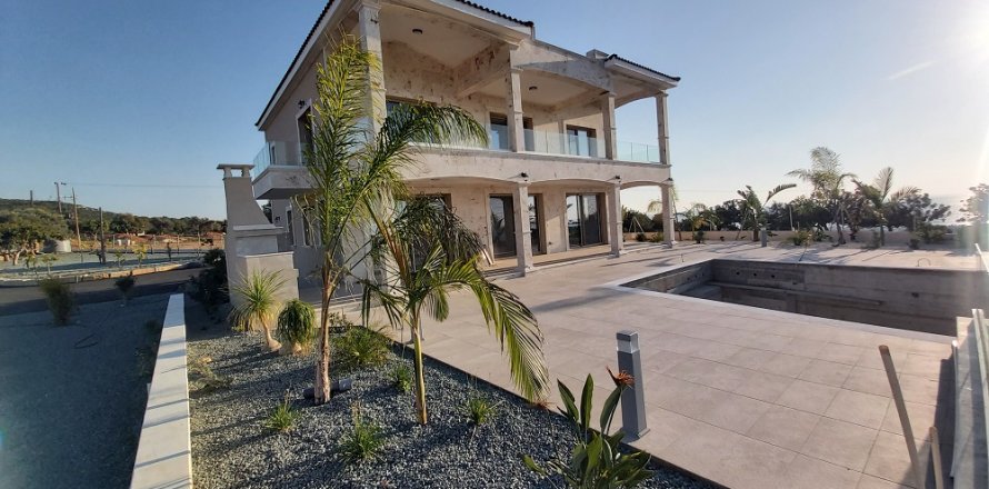 4 bedrooms Villa in Paphos, Cyprus No. 37770