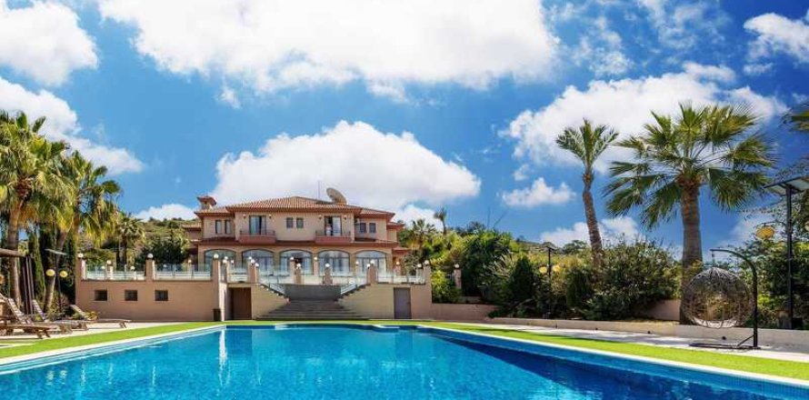 8 bedrooms Villa in Alethriko, Cyprus No. 30466