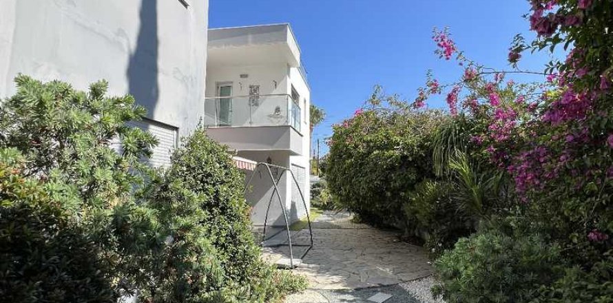 5 bedrooms Villa in Germasogeia, Cyprus No. 31586