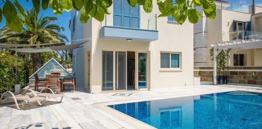 4 bedrooms House in Paphos, Cyprus No. 37266