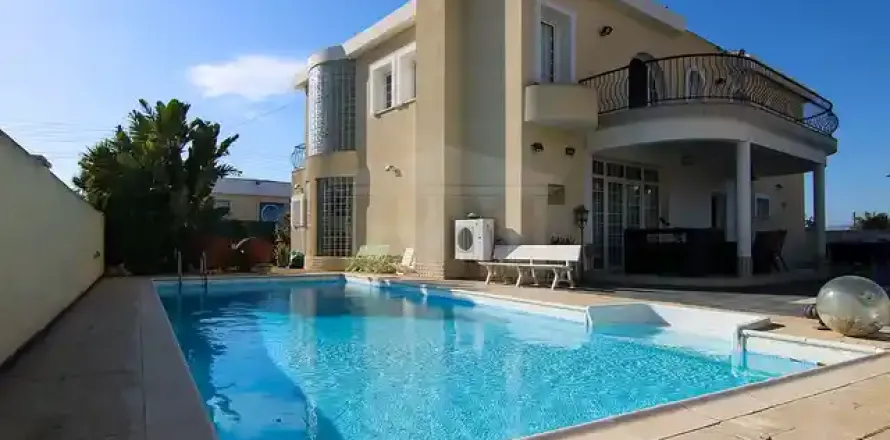 4 bedrooms House in Nicosia, Cyprus No. 31769