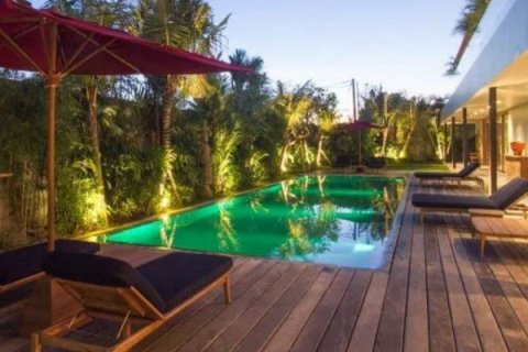 5 bedrooms Villa in Canggu, Indonesia No. 22975 2