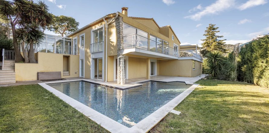 4 bedrooms Villa in Roquebrune-Cap-Martin, France No. 68131