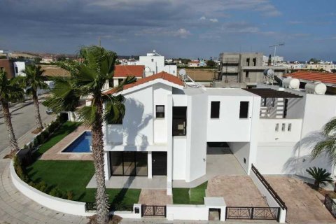 4 bedrooms Villa in Larnaca, Cyprus No. 28643 9