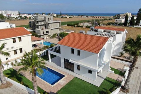 4 bedrooms Villa in Larnaca, Cyprus No. 28643 1