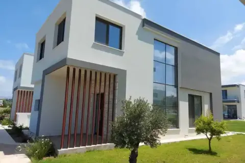 3 bedrooms House in Chloraka, Cyprus No. 30568 1