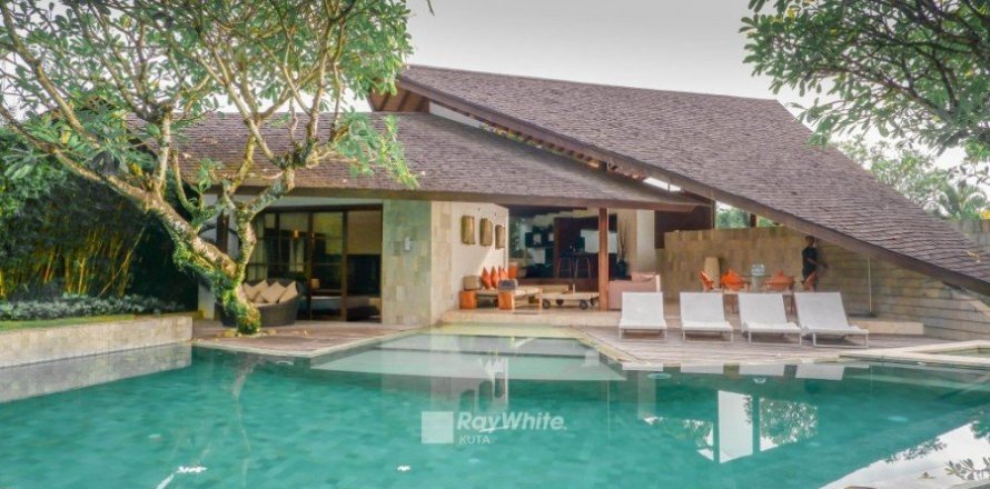 3 bedrooms Villa in Kerobokan, Indonesia No. 22946