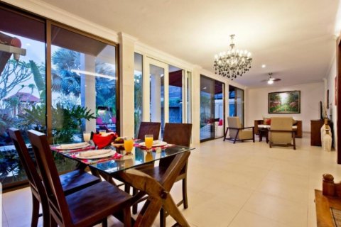 4 bedrooms Villa in Canggu, Indonesia No. 22984 12