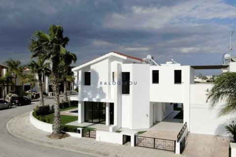 4 bedrooms House in Larnaca, Cyprus No. 44730 3