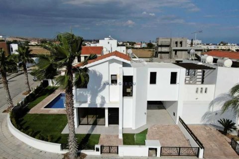 4 bedrooms House in Larnaca, Cyprus No. 44730 4