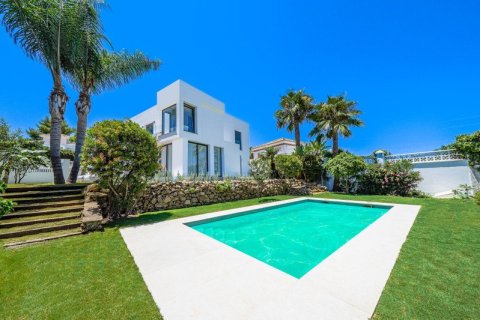 5 bedrooms Villa in Nueva Andalucia, Spain No. 27615 1