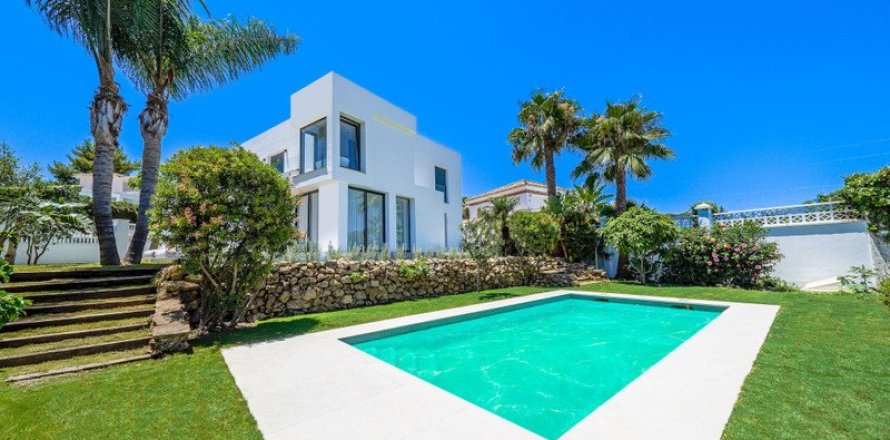 5 bedrooms Villa in Nueva Andalucia, Spain No. 27615