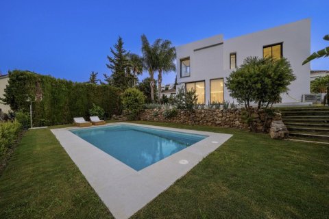 5 bedrooms Villa in Nueva Andalucia, Spain No. 27615 29