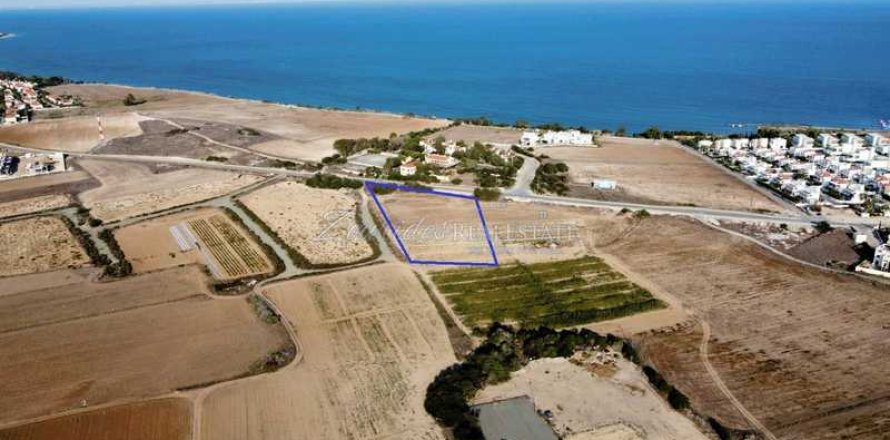 8084m² Land in Pervolia, Cyprus No. 64591