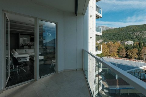 2 dormitorios Apartment en Budva, Montenegro No. 66950 2