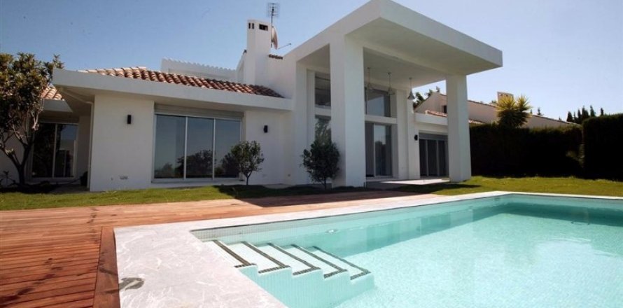 4 bedrooms House in Nueva Andalucia, Spain No. 25231