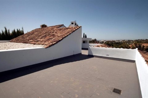 4 bedrooms House in Nueva Andalucia, Spain No. 25231 7