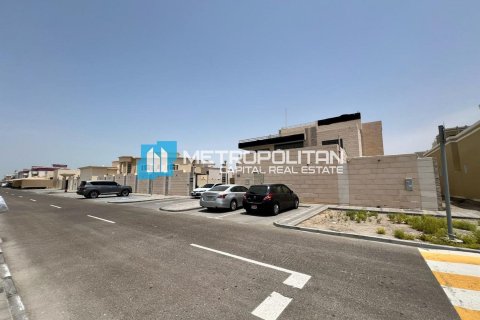 12 bedrooms Villa in Khalifa City, UAE No. 70581 8