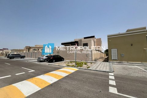 12 bedrooms Villa in Khalifa City, UAE No. 70581 7