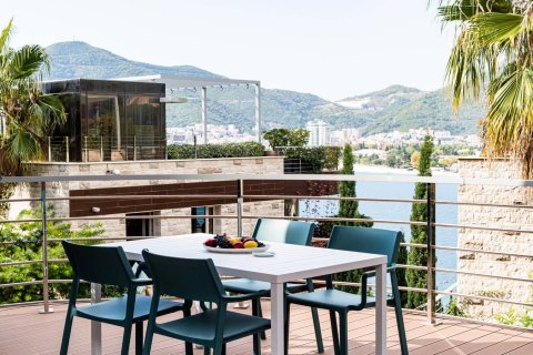 2 dormitorios Apartment en Budva, Montenegro No. 66970 2