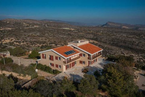 6 bedrooms House in Agios Athanasios, Cyprus No. 30625 5