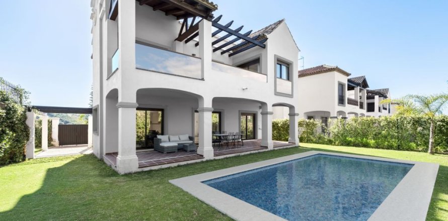 3 bedrooms Villa in Estepona, Spain No. 27084