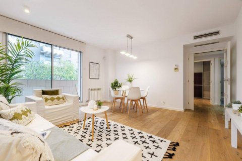 3 bedrooms Apartment in Barcelona, Spain No. 26299 8