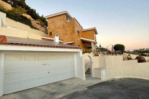 4 bedrooms House in Chloraka, Cyprus No. 30361 3