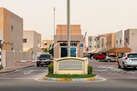 3 dormitorios Villa en Abu Dhabi, UAE No. 4209 1