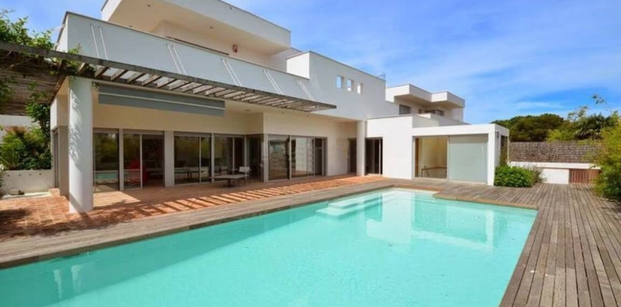 5 bedrooms House in Empuriabrava, Spain No. 25249