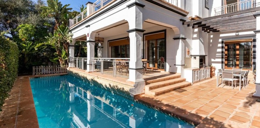 5 bedrooms Villa in Marbella, Spain No. 27385