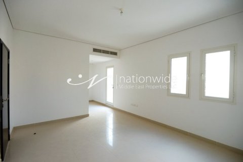 4 bedrooms Villa in Abu Dhabi, UAE No. 3964 8