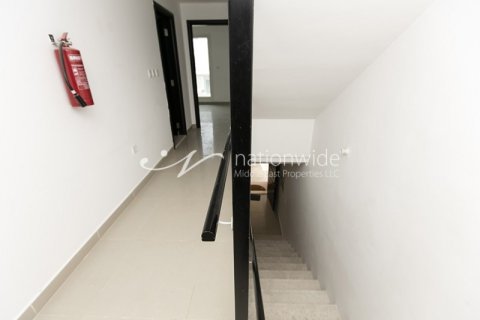 4 bedrooms Villa in Abu Dhabi, UAE No. 3964 13