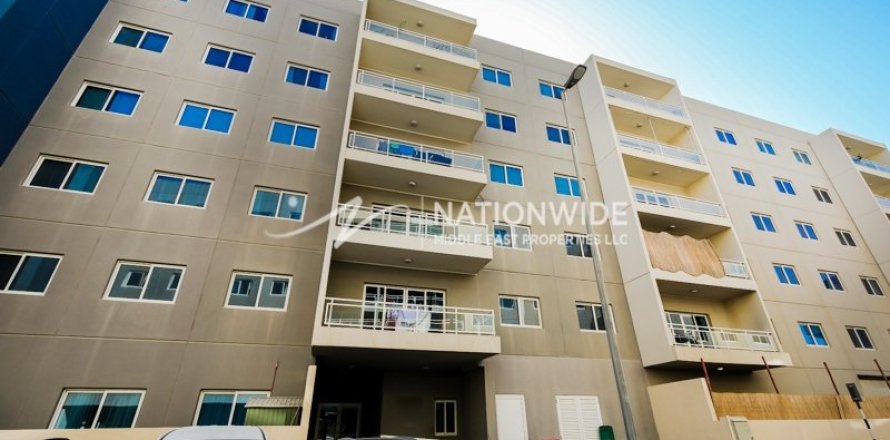 3 dormitorios Apartment en Al Reef, UAE No. 3848