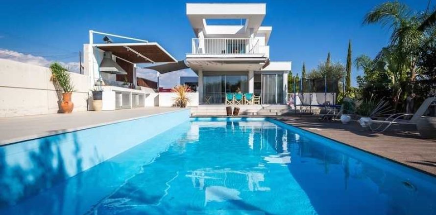 4 bedrooms Villa in Ypsonas, Cyprus No. 30844