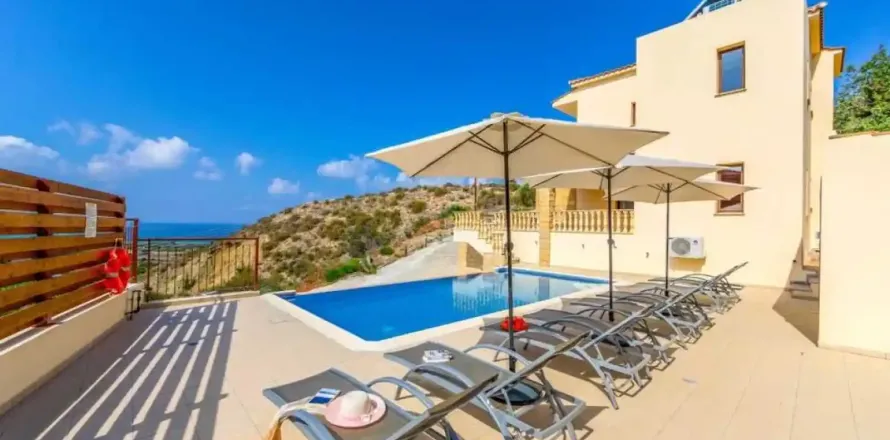 4 bedrooms Villa in Kissonerga, Cyprus No. 30845