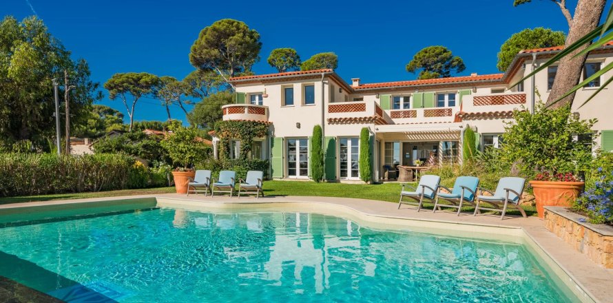 5 bedrooms Villa in Antibes, France No. 67311