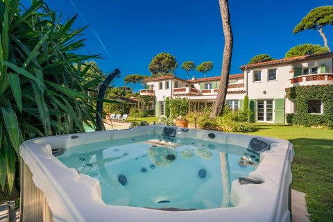 5 bedrooms Villa in Antibes, France No. 67311 7