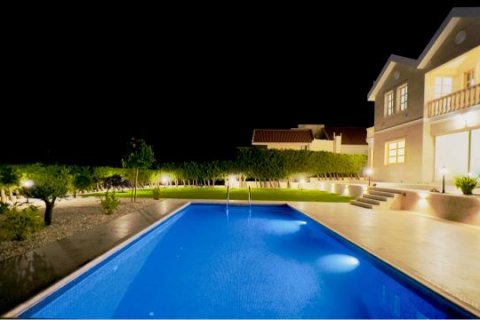 5 bedrooms Villa in Limassol, Cyprus No. 37978 4