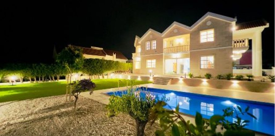 5 bedrooms Villa in Limassol, Cyprus No. 37978