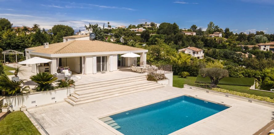 4 bedrooms Villa in Cannes, France No. 67279