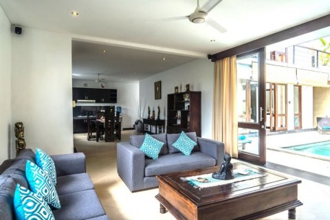 3 bedrooms Villa in Kerobokan, Indonesia No. 70955 2