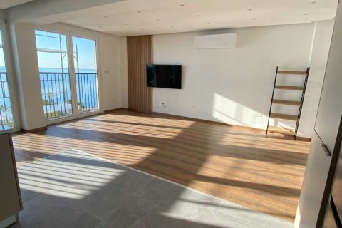 3 bedrooms Penthouse in Limassol, Cyprus No. 75172 2