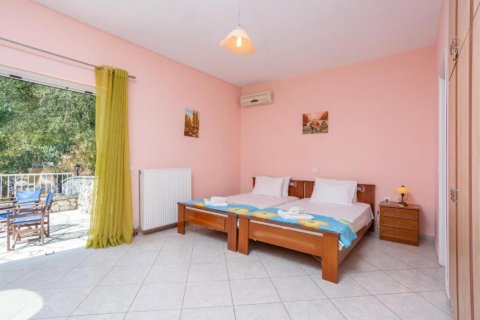 4 rooms Villa in Corfu, Greece No. 47906 9