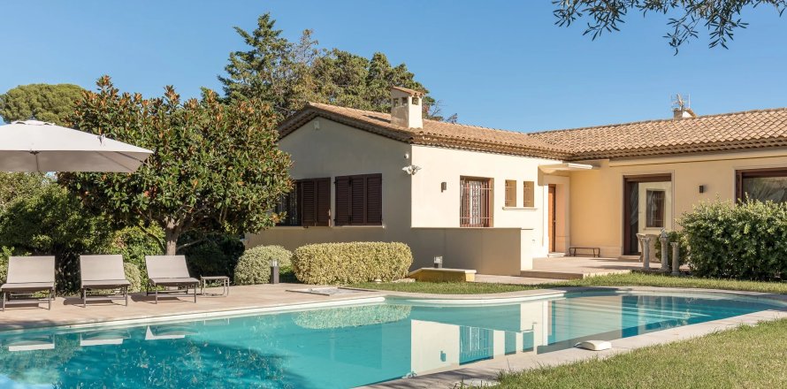 5 bedrooms Villa in Antibes, France No. 67948