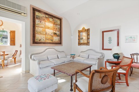 2 bedrooms Villa in Antibes, France No. 67950 6